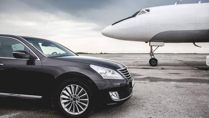 Voiture noire et avion sur piste
