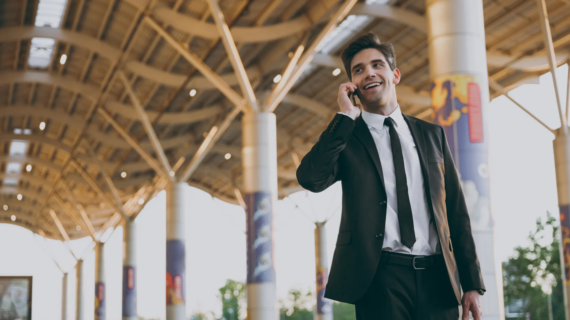Homme en costume parlant au téléphone